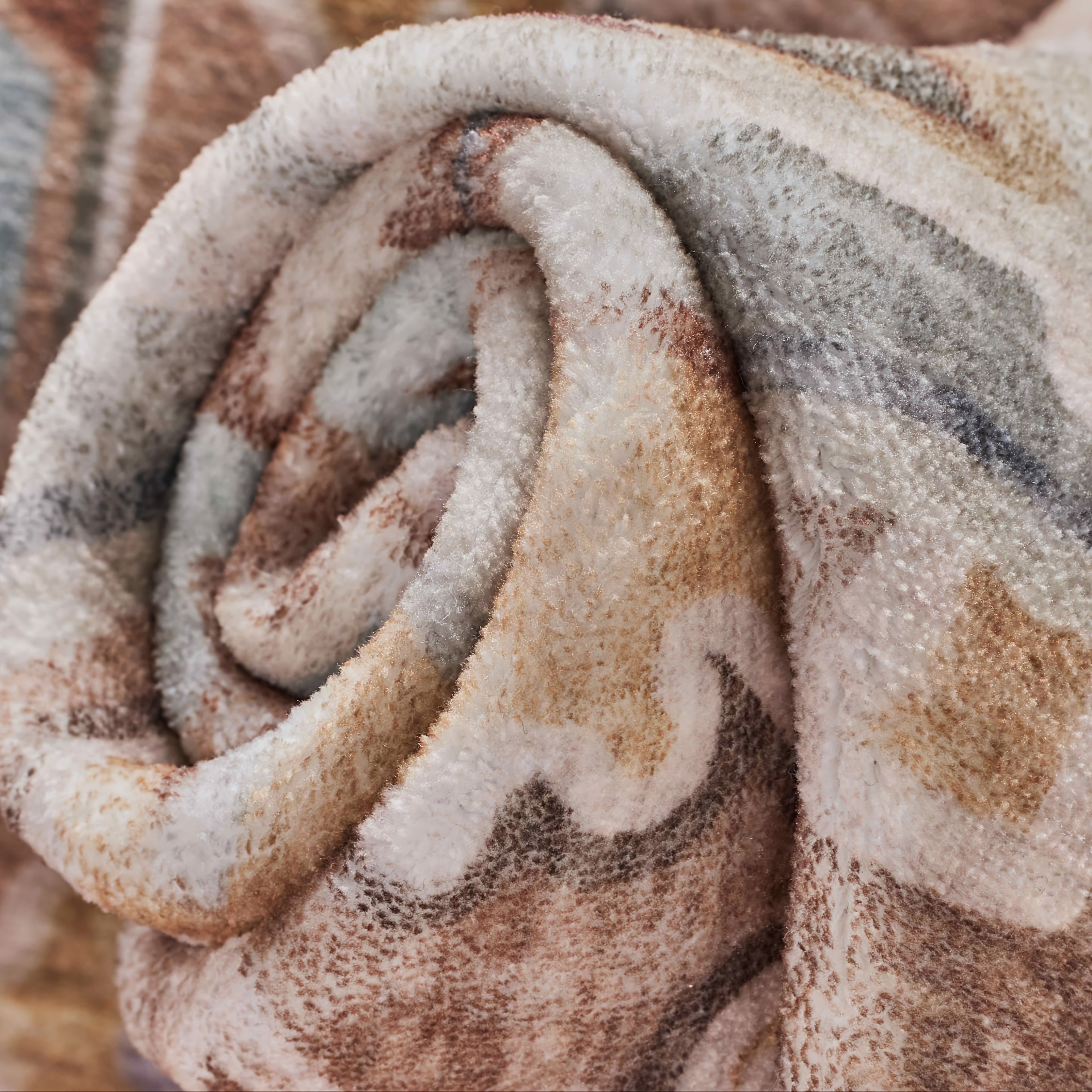 One Washable Rug in Orange And Cream, Made of Faux Cashmere with a Short Plush Texture. It Features a Non-Slip Backing And Is Soft, Non-Shedding, And Has a Durable Edge, Suitable for Decorating Living Rooms, Bedrooms, Kitchens, Laundry Areas